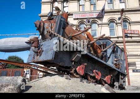 Locomotive steampunk à l'extérieur du musée 'teampunk Headquarters', Oamaru, North Otago, South Island, Nouvelle-Zélande Banque D'Images