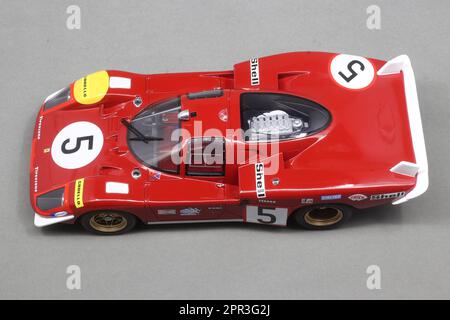 une voiture de course rouge avec des chiffres blancs et un numéro sur elle Banque D'Images