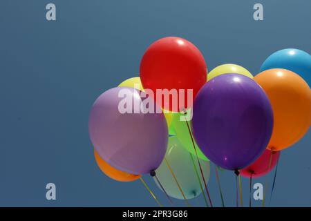 Bouquet de ballons colorés sur fond de ciel bleu Banque D'Images