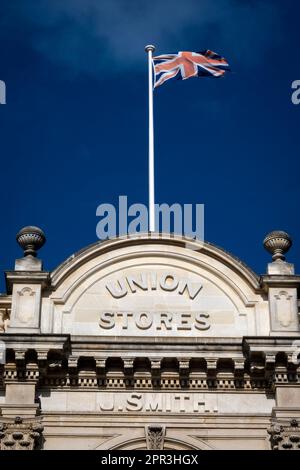 Drapeau britannique de l'Union Jack survolant un entrepôt victorien à Oamaru, North Otago, South Island, Nouvelle-Zélande Banque D'Images