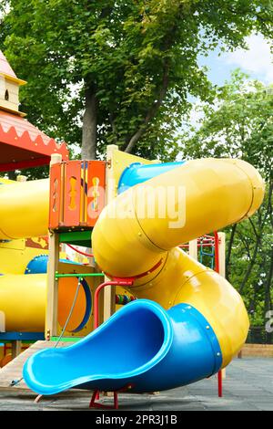 Nouvelle maison de jeu de château colorée avec toboggan sur l'aire de jeux pour enfants Banque D'Images
