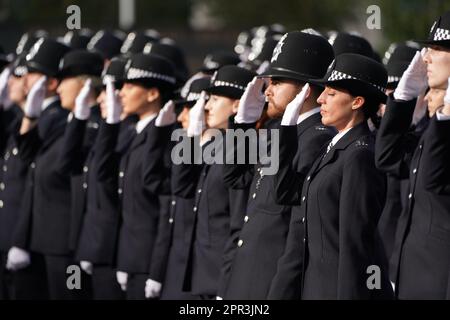 Photo du dossier datée du 27/10/22, de nouvelles recrues de la police lors d'un défilé de passage à la Hendon police Academy, Londres. Le Gouvernement a respecté son engagement manifeste de 2019 d'embaucher 20 000 nouveaux policiers en Angleterre et au pays de Galles sur trois ans, selon les chiffres du Home Office. Date de publication : mercredi 26 avril 2023. Banque D'Images