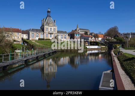 Vue sur la rivière somme et l'hôtel de ville de long dans le village de long, dans le département de la somme, près d'Abbeville en France. Jour de printemps ensoleillé avec ciel clair Banque D'Images