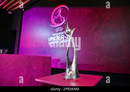 Tubize, Belgique - 26 avril : vue du trophée UEFA European Women's under-19 Championship photographié lors du tirage au sort final du Championnat d'Europe des femmes under-19 2022/23 de l'UEFA au camp de base de l'Association royale de football belge sur 26 avril 2023 , à Tubize Belgique. Photo de Sportpix | David Catry Banque D'Images