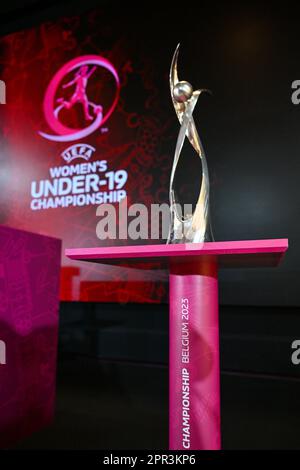 Tubize, Belgique - 26 avril : une vue du trophée du Championnat d'Europe des femmes de moins de 19 ans de l'UEFA représenté lors du tirage au sort final du Championnat d'Europe des femmes de moins de 19 ans de l'UEFA 2022/23 au camp de base de l'Association royale de football belge sur 26 avril 2023 , à Tubize Belgique. Photo de Sportpix | David Catry Banque D'Images