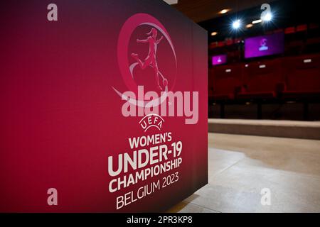 Tubize, Belgique - 26 avril : une vue du logo du Championnat d'Europe des femmes de moins de 19 ans de l'UEFA photographié lors du tirage au sort du Championnat d'Europe des femmes de moins de 19 ans de l'UEFA 2022/23 final au camp de base de l'Association royale belge de football sur 26 avril 2023 , à Tubize Belgique. Photo de Sportpix | David Catry Banque D'Images