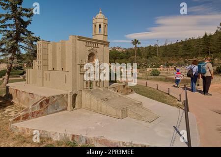 Torrelles de Llobregat, Catalogne - 19 avril 2023 : vue modèle de la cathédrale de Gérone. Catalogne. Espagne. Dans le parc des modèles de Catalogne en miniature. Banque D'Images