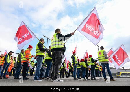 Gammertingen, Allemagne. 26th avril 2023. Des employés de Südwestdeutsche Landesverkehrs GmbH (SWEG) se tiennent devant la gare de Gammertingen lors d'un rassemblement dans le cadre d'une grève d'avertissement. La grève concerne environ 40 compagnies de transport, dont environ 5000 employés, dont la majorité assurent le transport public local ou le transport de marchandises par chemin de fer. Des actions sont prévues au Schleswig-Holstein, en Basse-Saxe, en Rhénanie-du-Nord-Westphalie, en Bavière et au Bade-Wurtemberg. Credit: Bernd Weißbrod/dpa/Alay Live News Banque D'Images