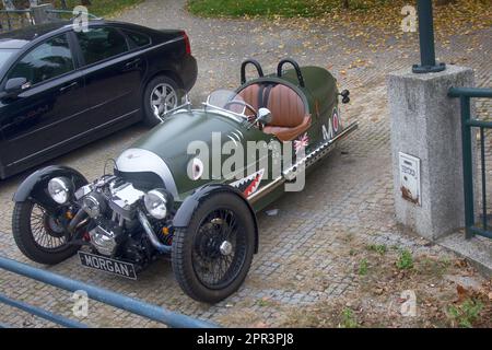 Prague, République Tchèque - 19 octobre 2017 : première voiture double à trois roues appelée Morgan runabout, voitures de sport de luxe début 20th siècle. Vue f Banque D'Images