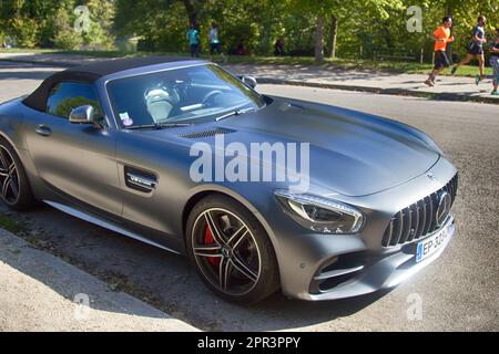 France, Paris - 24 septembre 2017 : mise au point de Mercedes AMG GT, voiture sport. Vue avant, latérale et arrière Banque D'Images