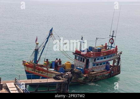 Thaïlande, Koh Phangan - 10 février 2020: Quai de la goélette de pêche à la jetée. Thaïlande pêche marine Banque D'Images