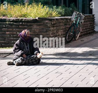 HELSINKI, FINLANDE - 24 AOÛT 2017 : la vieille femme mendiant dans la rue Banque D'Images