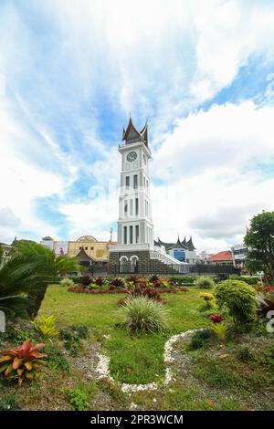 Bukittinggi, Indonésie - 1 juin 2021 : Portrait de Jam Gadang ou Tour de l'horloge Bukittinggi. Situé dans le centre de Bukittinggi Banque D'Images