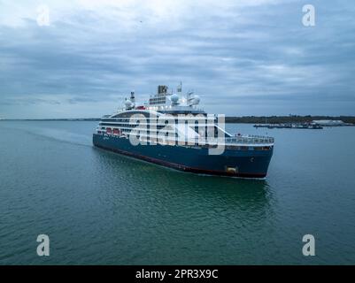 Le commandant Charcot est un navire de croisière déglaçage exploité par la compagnie maritime française Compagnie du Ponant. Arrivée au port de Southampton Banque D'Images