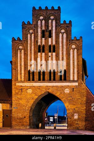 Porte d'eau, porte de port en brique de style gothique dans la soirée, Allemagne, Mecklembourg-Poméranie occidentale, Wismar Banque D'Images