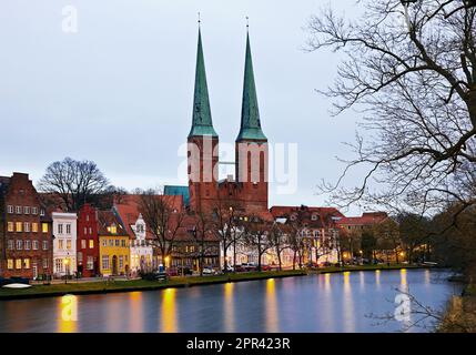 cathédrale avec Obertrave dans la soirée, Allemagne, Schleswig-Holstein, Luebeck Banque D'Images