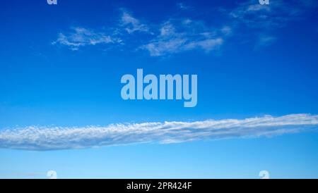 Longue formation de nuages altostratus ou stratus s'étendant sur le ciel pendant une soirée d'été à Carmarthenshire Wales UK KATHY DEWITT Banque D'Images