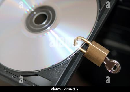 Cadenas sur un CD, symbolisme de protection des données Banque D'Images