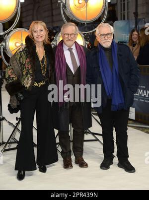 La photo doit être créditée ©Alpha Press 078237 18/01/2023 Caroline Goodall Steven Spielberg et Brian Cox la première de Fabelmans au Royaume-Uni à Londres Banque D'Images