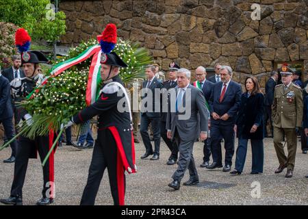 Rome, Italie, 25/04/2023, le Ministre des affaires étrangères Antonio Tajani marche derrière la couronne du Laurier, suivi du Maire de Rome Roberto Gualtieri et du Président de la région du Latium Francesco Rocca. Le Ministre des affaires étrangères, Antonio Tajani, accompagné du Maire de Rome, Roberto Gualtieri, le Président de la région du Latium, Francesco Rocca et des représentants des forces armées, a déposé une couronne de Laurier au mausolée, lieu symbolique de la résistance antifasciste où le 23th mars 1944 335 personnes ont été exécutées. Le sénateur Maurizio Gasparri, le vice-Pres, était également présent à la cérémonie Banque D'Images