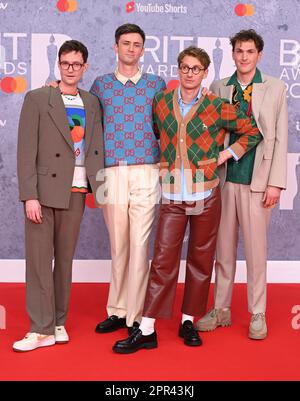 La photo doit être créditée ©Alpha Press 079965 08/02/2022 Glass Animals, Dave Bayley, Joe Seward, Ed Irwin Singer et Drew MacFarlane aux BRIT Awards 2022 à l'Arena O2 à Londres Banque D'Images