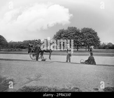 Une photographie de la fin du 19th siècle de l'endroit où le Phoenix Park tue, les coups de poignardé mortels de Lord Frederick Cavendish et Thomas Henry Burke à Phoenix Park, Dublin, Irlande, le 6 mai 1882. Cavendish était le nouveau secrétaire en chef de l'Irlande et Burke était le sous-secrétaire permanent, le plus haut fonctionnaire irlandais. L'assassinat a été effectué par des membres de l'organisation terroriste connue sous le nom de Irish National Invincibles, une séparation plus radicale des Frères républicains irlandais. Banque D'Images