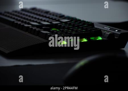 Clavier mécanique avec lumières RVB sur le bureau Banque D'Images