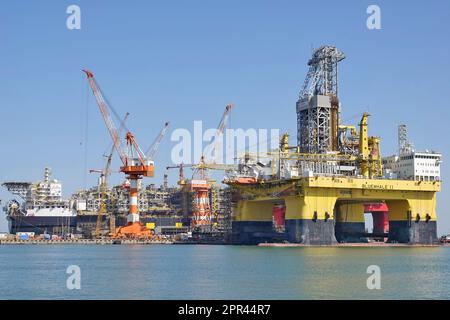 YANTAI, CHINE - le 26 AVRIL 2023 - la plate-forme de forage semi-submersible Blue Whale 2 est mise à niveau et entretenue à la base de construction de CIMC Raffles à Banque D'Images