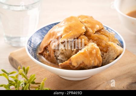 Tamsui agei (âge, aburaage, ageh), délicieux repas de rue à Taïwan, farci de nouilles de haricots mung et garniture de sauce. Banque D'Images