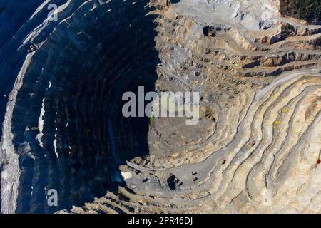 Vol au-dessus d'une mine à ciel ouvert, excavation de cuivre à Rosia Poieni, Roumanie. Vue aérienne de drone Banque D'Images