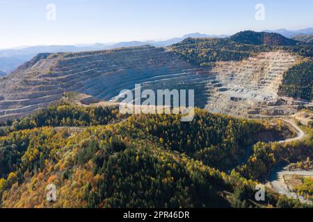 Vol au-dessus d'une mine à ciel ouvert, excavation de cuivre à Rosia Poieni, Roumanie. Vue aérienne de drone Banque D'Images