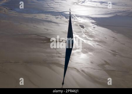 Vue aérienne abstraite de la tour de l'église avec croix et ombre, inondée par les résidus miniers de cuivre et la boue. Geamana, Roumanie. Industriel et RE Banque D'Images