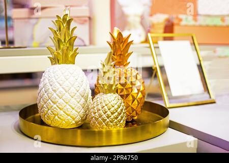 ananas décoratif avec cadre photo confortable maison. horizontale Banque D'Images