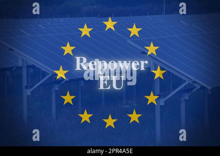 Drapeau européen avec panneaux solaires comme arrière-plan et le texte “repower eu” Banque D'Images