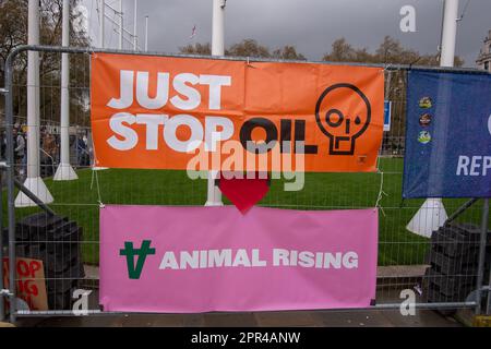 Westminster, Londres, Royaume-Uni. 23rd avril 2023. Il vous suffit d'arrêter les banderoles Oil and Animal Rising sur la place du Parlement. Des milliers de manifestants de la rébellion d'extinction et leurs membres près de 200 œuvres caritatives se trouvaient à Londres le jour du marathon de Londres en faisant des contacts avec le public le troisième jour de la rébellion d'extinction, Unite to survive, The Big One. XR demande au gouvernement de ne plus accorder de licences pour l'extraction des combustibles fossiles et de prendre des mesures urgentes en cas de crise climatique. Crédit : Maureen McLean/Alay Banque D'Images