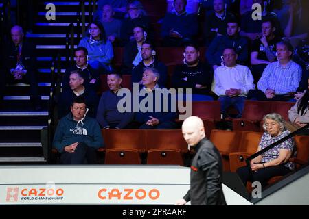 Des places vides peuvent être vues pendant le match entre Anthony McGill et si Jiahui (non représenté) le douze jour du Championnat du monde de Snooker de Cazoo au Crucible Theatre, Sheffield. Date de la photo: Mercredi 26 avril 2023. Banque D'Images