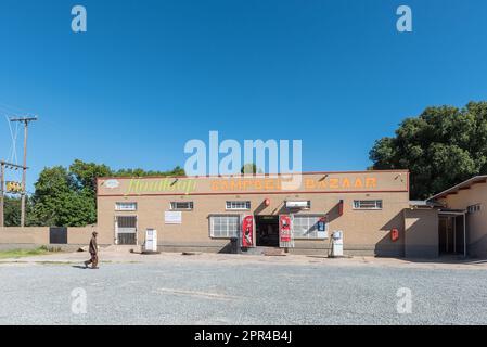 Campbell, Afrique du Sud - 24 février 2022 : une scène de rue, avec un magasin général et une station-service, à Campbell dans la province du Cap Nord Banque D'Images