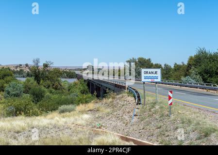 Pont sur la route N8 au-dessus de la rivière Orange à Groblershoop, dans la province du Cap Nord. La rivière est en crue Banque D'Images