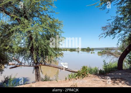 La rivière Orange a inondé à Samevloeiing, près de Douglas, où la rivière Vaal se joint de la droite Banque D'Images