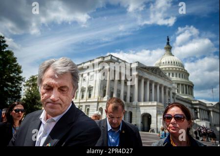 Washington, États-Unis d'Amérique. 25th avril 2023. L'ancien président ukrainien Viktor Iouchtchenko arrive pour faire des remarques lors d'une conférence de presse sur la résolution de la victoire ukrainienne au Capitole des États-Unis à Washington, DC, mardi, 25 avril 2023. Crédit: Rod Lamkey/CNP/Sipa USA crédit: SIPA USA/Alay Live News Banque D'Images