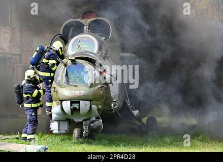 Horizont 2023 exercice au cours duquel les forces du système de secours intégré (IRS) et l'armée ont pratiqué la liquidation d'un accident d'hélicoptère militaire dans une zone résidentielle de Vicenice, près de Namest nad Oslavou, République tchèque, 26 avril 2023. Plus de 160 pompiers, policiers, ambulanciers, soldats et policiers ont participé à l'exercice. (CTK photo/Lubos Pavlicek) Banque D'Images