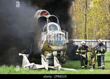 Horizont 2023 exercice au cours duquel les forces du système de secours intégré (IRS) et l'armée ont pratiqué la liquidation d'un accident d'hélicoptère militaire dans une zone résidentielle de Vicenice, près de Namest nad Oslavou, République tchèque, 26 avril 2023. Plus de 160 pompiers, policiers, ambulanciers, soldats et policiers ont participé à l'exercice. (CTK photo/Lubos Pavlicek) Banque D'Images