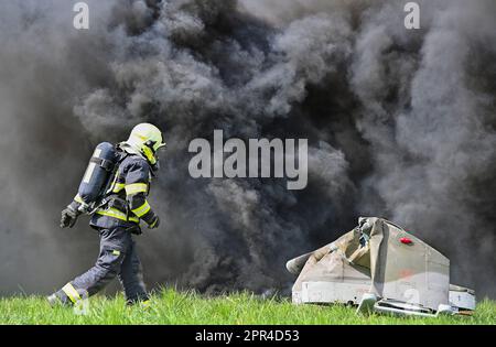 Horizont 2023 exercice au cours duquel les forces du système de secours intégré (IRS) et l'armée ont pratiqué la liquidation d'un accident d'hélicoptère militaire dans une zone résidentielle de Vicenice, près de Namest nad Oslavou, République tchèque, 26 avril 2023. Plus de 160 pompiers, policiers, ambulanciers, soldats et policiers ont participé à l'exercice. (CTK photo/Lubos Pavlicek) Banque D'Images