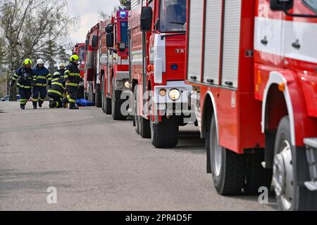 Horizont 2023 exercice au cours duquel les forces du système de secours intégré (IRS) et l'armée ont pratiqué la liquidation d'un accident d'hélicoptère militaire dans une zone résidentielle de Vicenice, près de Namest nad Oslavou, République tchèque, 26 avril 2023. Plus de 160 pompiers, policiers, ambulanciers, soldats et policiers ont participé à l'exercice. (CTK photo/Lubos Pavlicek) Banque D'Images