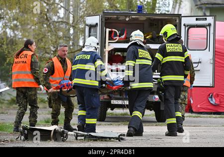 Horizont 2023 exercice au cours duquel les forces du système de secours intégré (IRS) et l'armée ont pratiqué la liquidation d'un accident d'hélicoptère militaire dans une zone résidentielle de Vicenice, près de Namest nad Oslavou, République tchèque, 26 avril 2023. Plus de 160 pompiers, policiers, ambulanciers, soldats et policiers ont participé à l'exercice. (CTK photo/Lubos Pavlicek) Banque D'Images