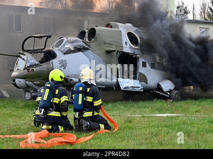 Horizont 2023 exercice au cours duquel les forces du système de secours intégré (IRS) et l'armée ont pratiqué la liquidation d'un accident d'hélicoptère militaire dans une zone résidentielle de Vicenice, près de Namest nad Oslavou, République tchèque, 26 avril 2023. Plus de 160 pompiers, policiers, ambulanciers, soldats et policiers ont participé à l'exercice. (CTK photo/Lubos Pavlicek) Banque D'Images