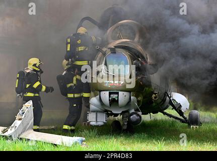 Horizont 2023 exercice au cours duquel les forces du système de secours intégré (IRS) et l'armée ont pratiqué la liquidation d'un accident d'hélicoptère militaire dans une zone résidentielle de Vicenice, près de Namest nad Oslavou, République tchèque, 26 avril 2023. Plus de 160 pompiers, policiers, ambulanciers, soldats et policiers ont participé à l'exercice. (CTK photo/Lubos Pavlicek) Banque D'Images