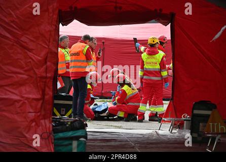 Horizont 2023 exercice au cours duquel les forces du système de secours intégré (IRS) et l'armée ont pratiqué la liquidation d'un accident d'hélicoptère militaire dans une zone résidentielle de Vicenice, près de Namest nad Oslavou, République tchèque, 26 avril 2023. Plus de 160 pompiers, policiers, ambulanciers, soldats et policiers ont participé à l'exercice. (CTK photo/Lubos Pavlicek) Banque D'Images