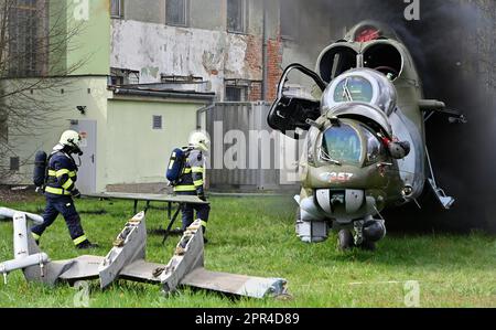 Horizont 2023 exercice au cours duquel les forces du système de secours intégré (IRS) et l'armée ont pratiqué la liquidation d'un accident d'hélicoptère militaire dans une zone résidentielle de Vicenice, près de Namest nad Oslavou, République tchèque, 26 avril 2023. Plus de 160 pompiers, policiers, ambulanciers, soldats et policiers ont participé à l'exercice. (CTK photo/Lubos Pavlicek) Banque D'Images