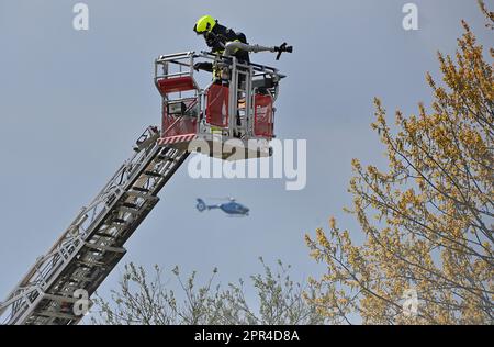 Horizont 2023 exercice au cours duquel les forces du système de secours intégré (IRS) et l'armée ont pratiqué la liquidation d'un accident d'hélicoptère militaire dans une zone résidentielle de Vicenice, près de Namest nad Oslavou, République tchèque, 26 avril 2023. Plus de 160 pompiers, policiers, ambulanciers, soldats et policiers ont participé à l'exercice. (CTK photo/Lubos Pavlicek) Banque D'Images